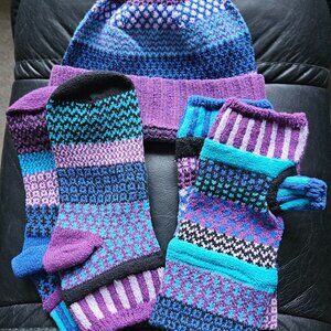 SOLEMATE  GIFT SET --------     BEANIE- MITTENS  SOCKS      BRAND NEW